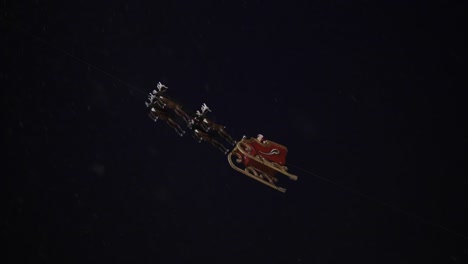 santa claus volando en la vida real en un mercado navideño en kassel, alemania