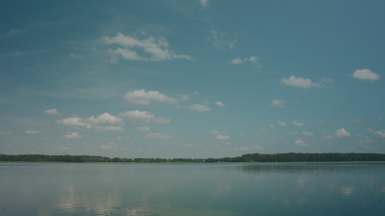 드문 드문 흐린 하늘을 반영하는 잔잔한 호수 물
