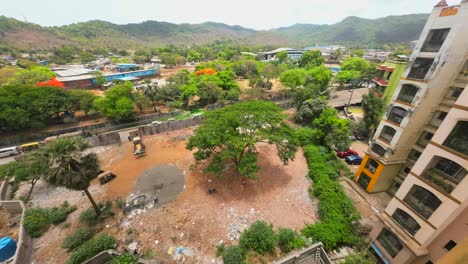 Zeitraffer-Des-Sich-Bewegenden-Schattens-Der-Wolken-über-Der-Baustelle-In-Den-Bergen-Und-Knospen-Indien-Mumbai