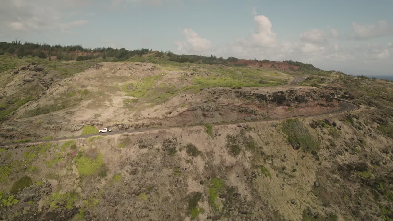 Cumeadas e estradas emocionantes proporcionam condições de condução estimulantes em Maui, Havaí