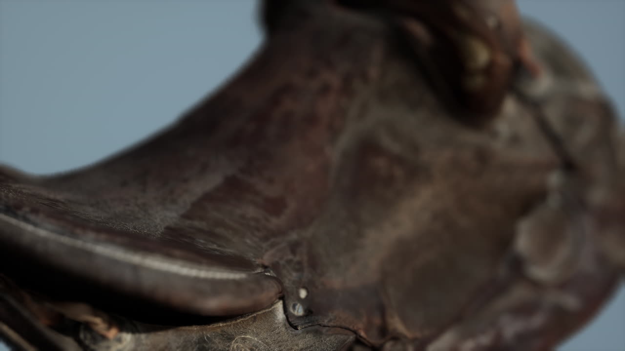 vieja silla de caballo de doma de cuero vintage usada