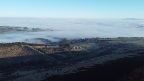 Lancashire-Agricultura-Campo-Aéreo-Nublado-Brumoso-Valle-Agrícola-Ladera-Paisaje-Pan-Derecha