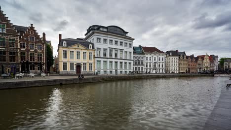 gante lapso de tempo de edifícios históricos à beira-mar pelo canal do rio