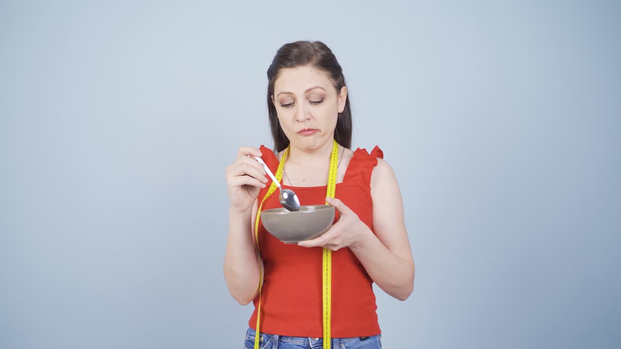 다이어트에 어려움을 겪는 사람은 거의 먹지 않고 불행합니다.