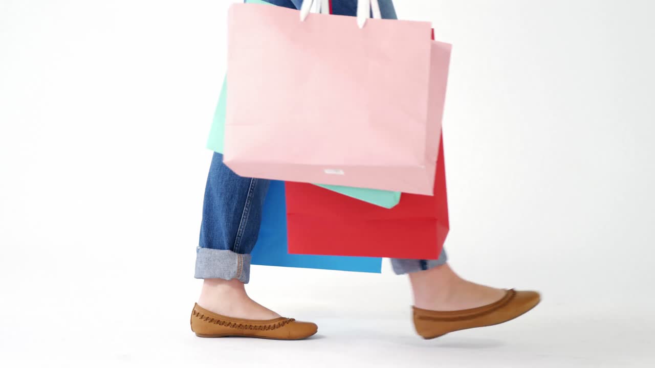 mujer caminando con una bolsa de compras