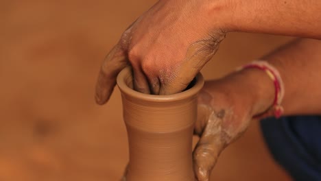 el alfarero en el trabajo hace platos de cerámica. india, rajasthan.