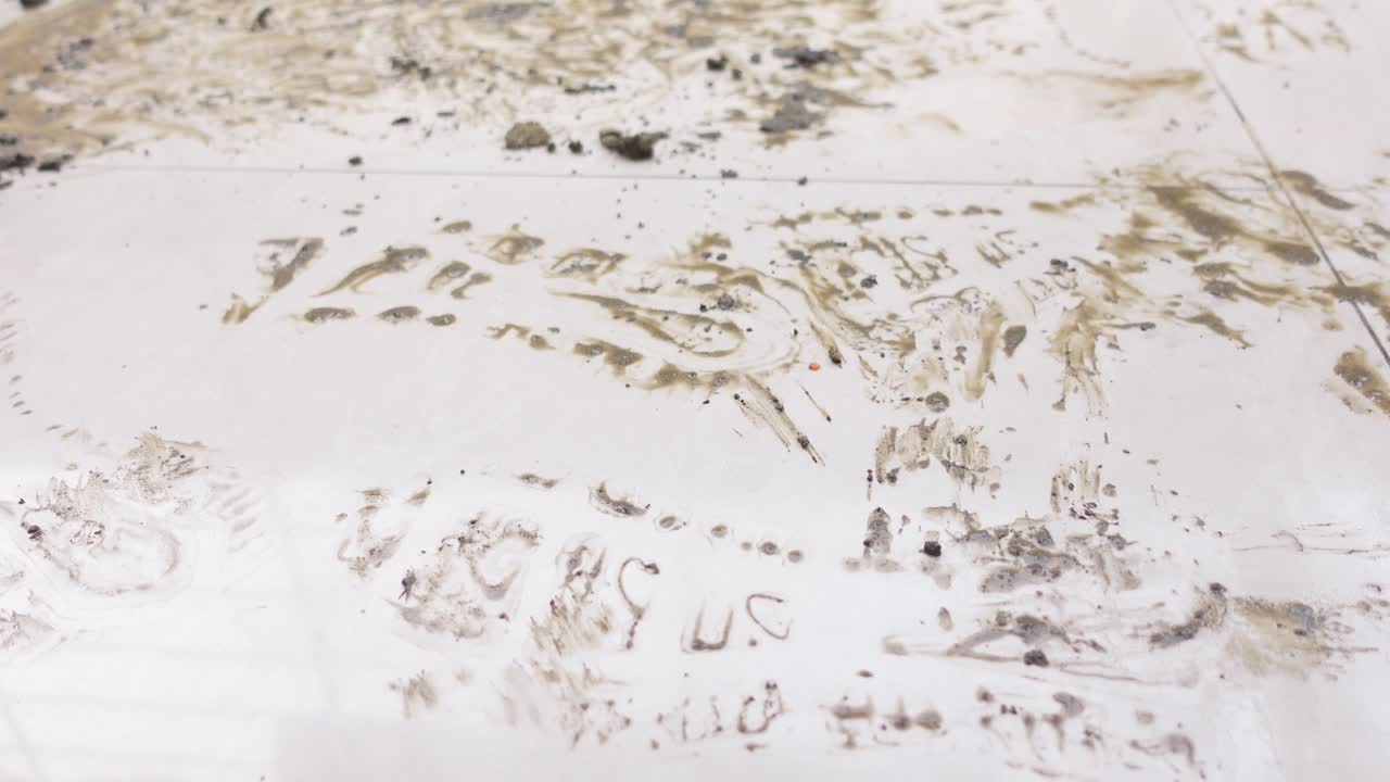 suelo sucio con barro y suciedad