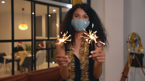 linda chica negra con mascarilla haciendo muecas en la fiesta de fin de año