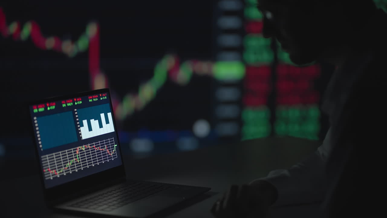 un profesional con gafas mira la pantalla del monitor de la computadora y piensa en analizar el mercado de valores. un corredor desconcertado espera el crecimiento de las acciones