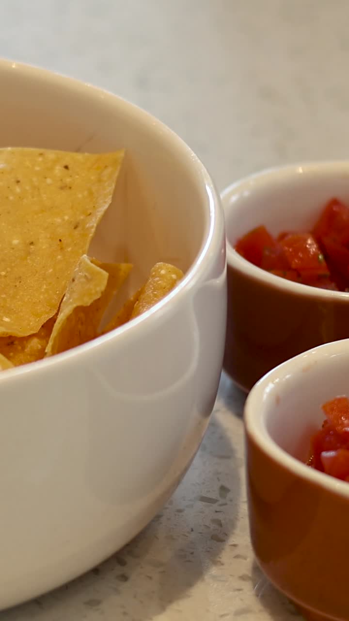 manos sirviendo salsa sobre papas fritas en un cuenco