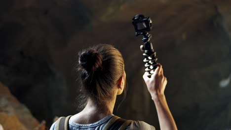 chica dentro del templo de filmación de la cueva