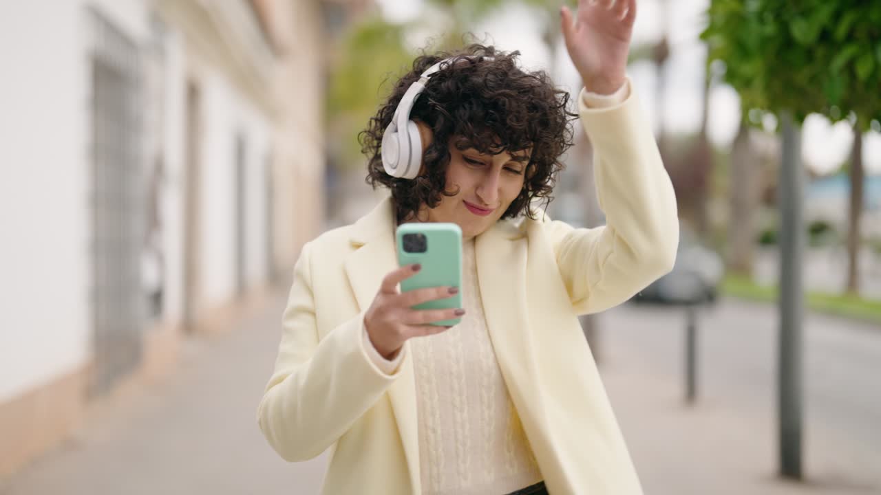 mujer joven sonriendo confiada escuchando música en la calle