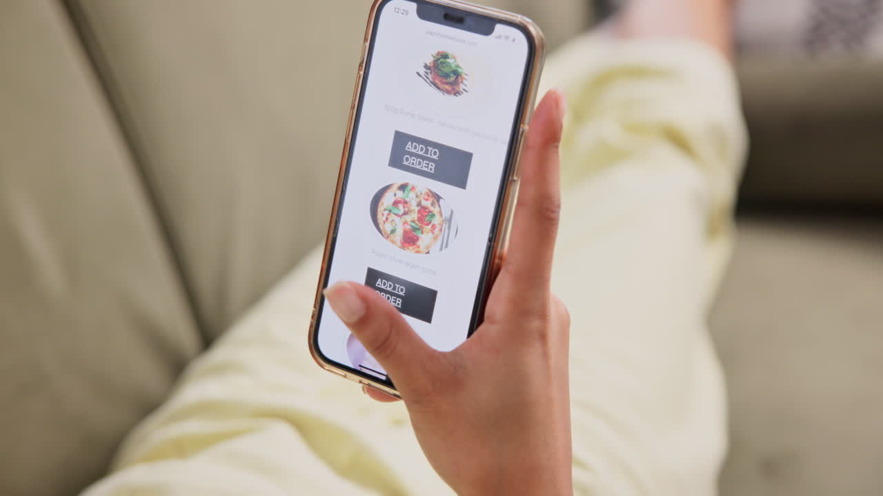 스마트폰 앱을 사용하여 음식을 주문하는 것