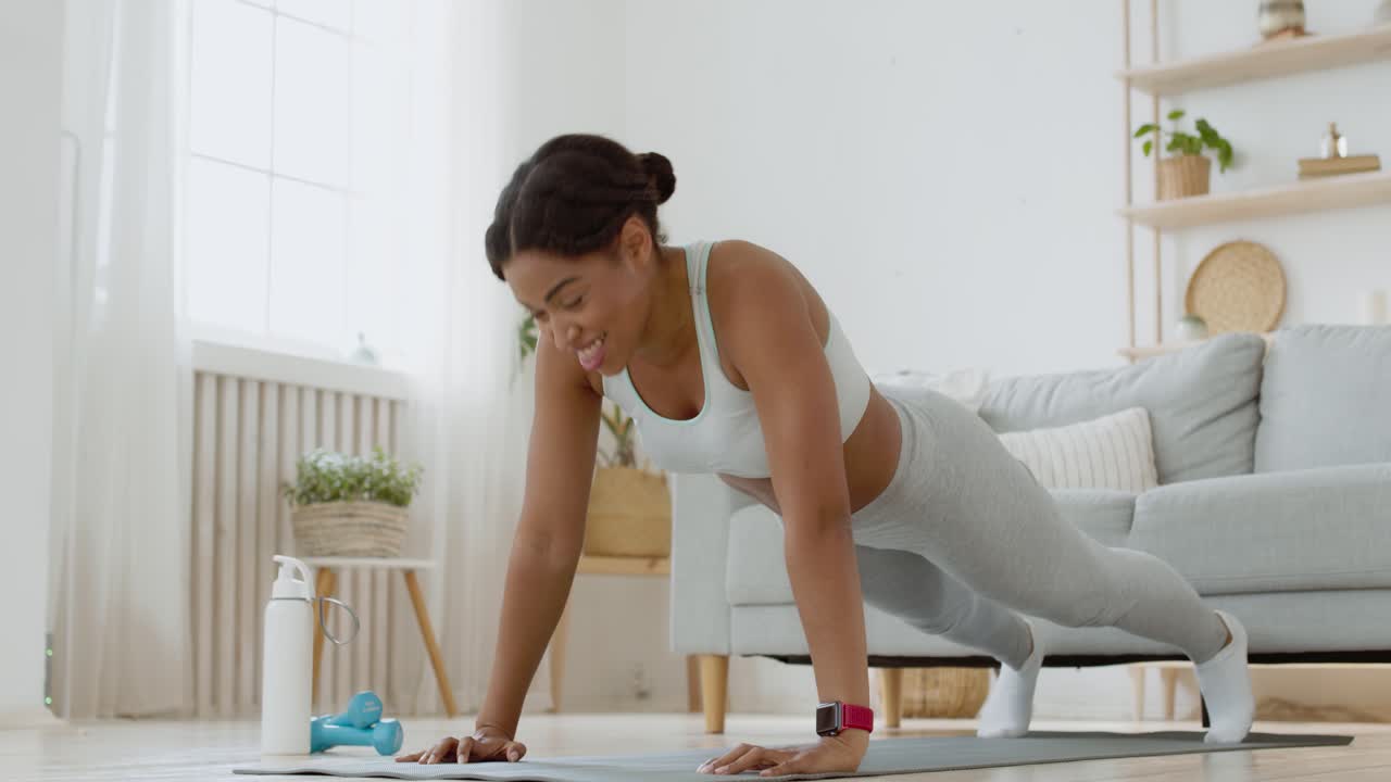 mujer haciendo flexiones en casa