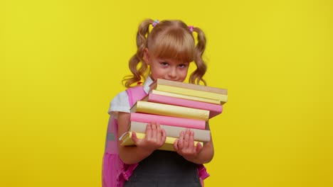 niña de escuela con una mochila y libros