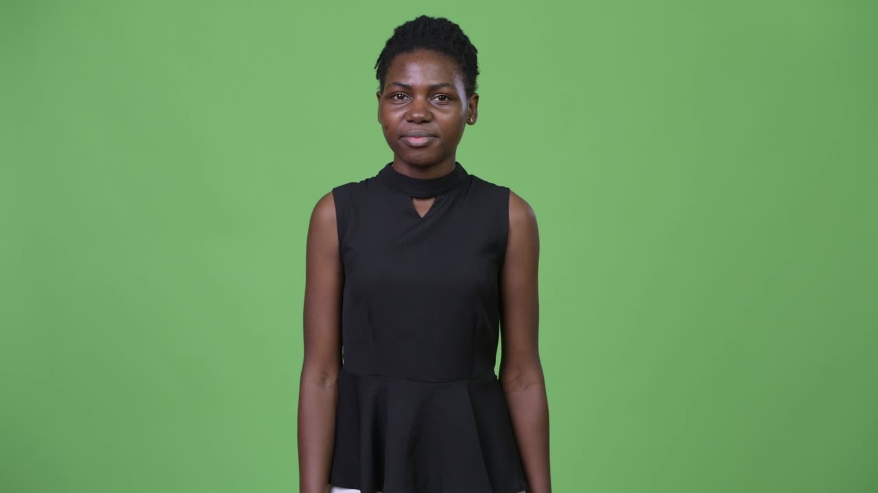 Giovane e bella imprenditrice africana che stringe la mano