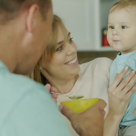 Papa-Und-Mama-Füttern-Ein-Gesundes-10-Monate-Altes-Baby