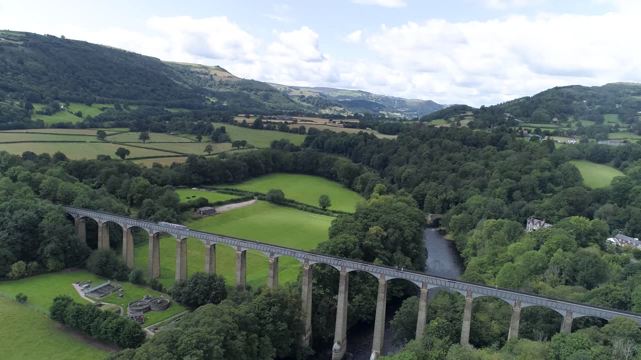 이스트 웨일즈의 llangollen 수로 위의 공중 샷을 뒤로 당깁니다.