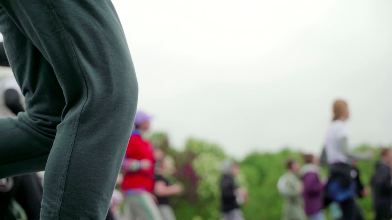 길거리에서 달리는 운동선수, 도시 마라톤, 인식할 수 없는 얼굴, 개념 건강한 라이프 스타일 루프