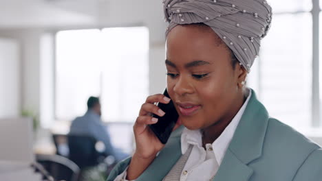 Mujer-Negra,-Llamada-Telefónica-Y-Hablando