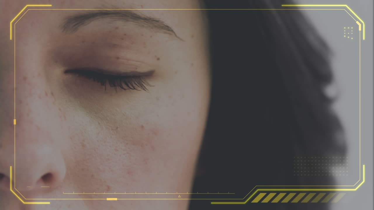 mujer abriendo lentamente el ojo izquierdo