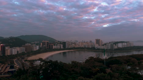 revele al amanecer la playa de botafogo, la bahía de guanabara y la montaña del pan de azúcar en río de janeiro con en primer plano el sitio de construcción del nuevo museo del holocausto