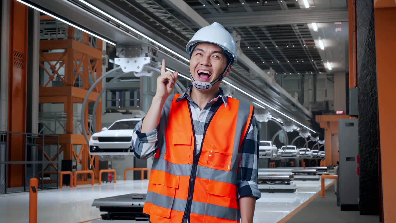 밝은 아이디어를 가진 공장 노동자