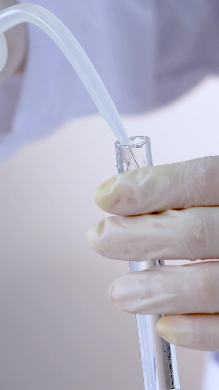Dimostrazione di reazione chimica in laboratorio