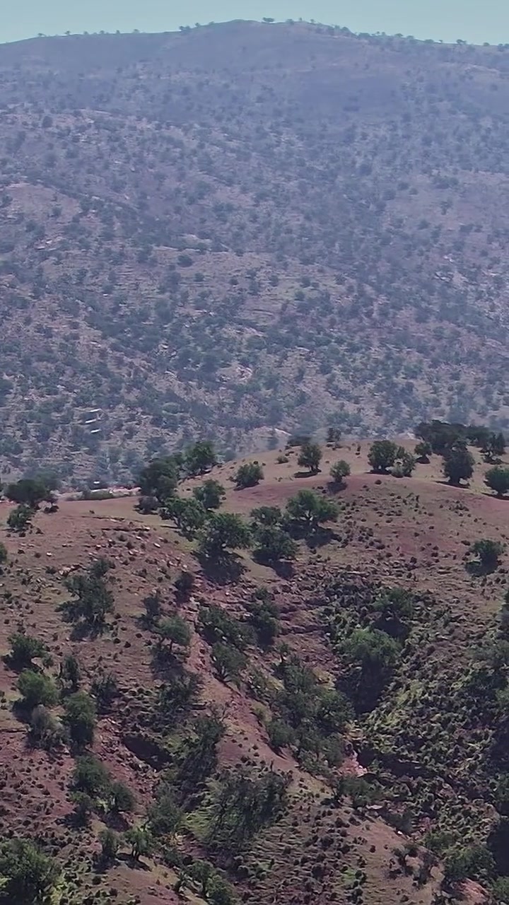 Vista aerea di colline e valli in Marocco in pieno giorno