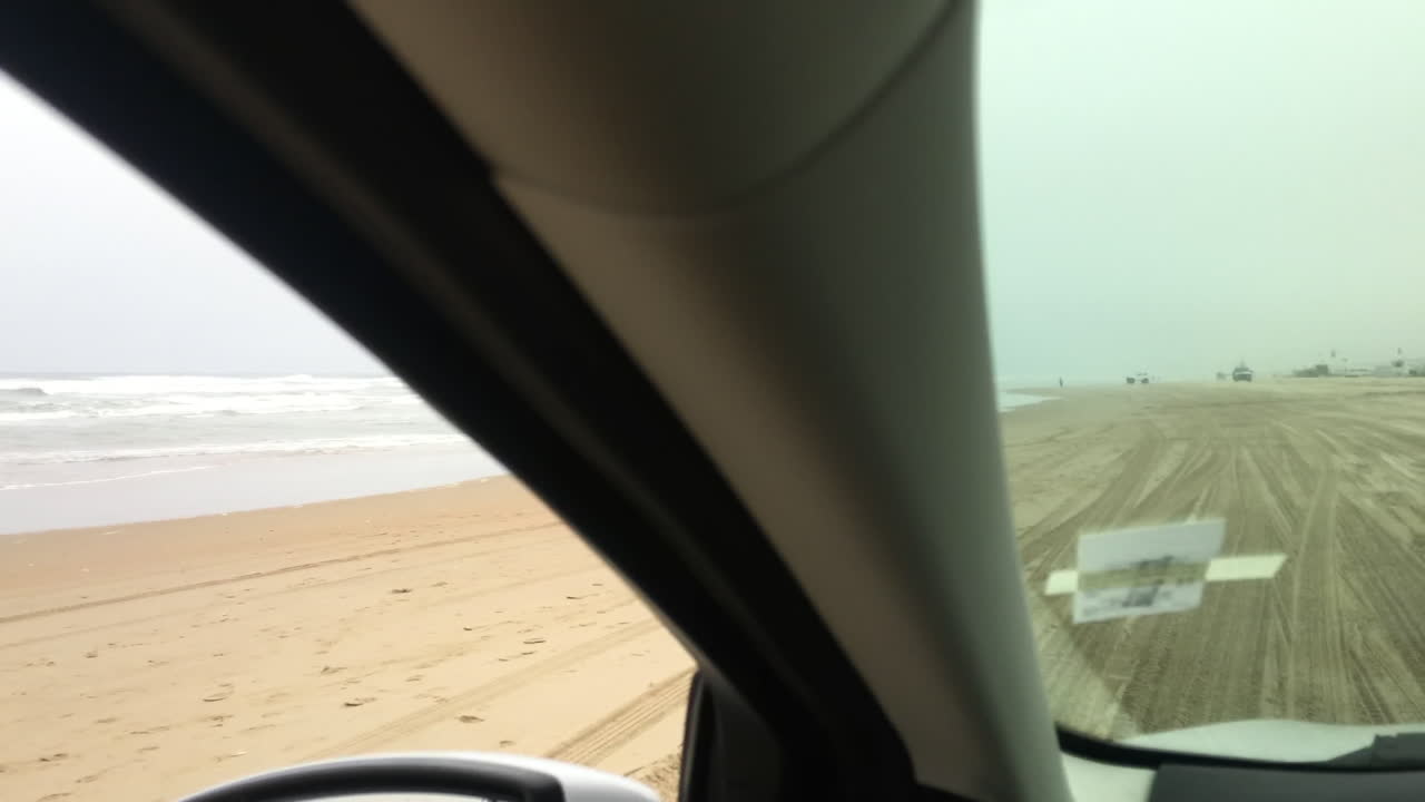 왼쪽에 바다가 있는 미국 캘리포니아 피스모 해변에서 운전하는 pov