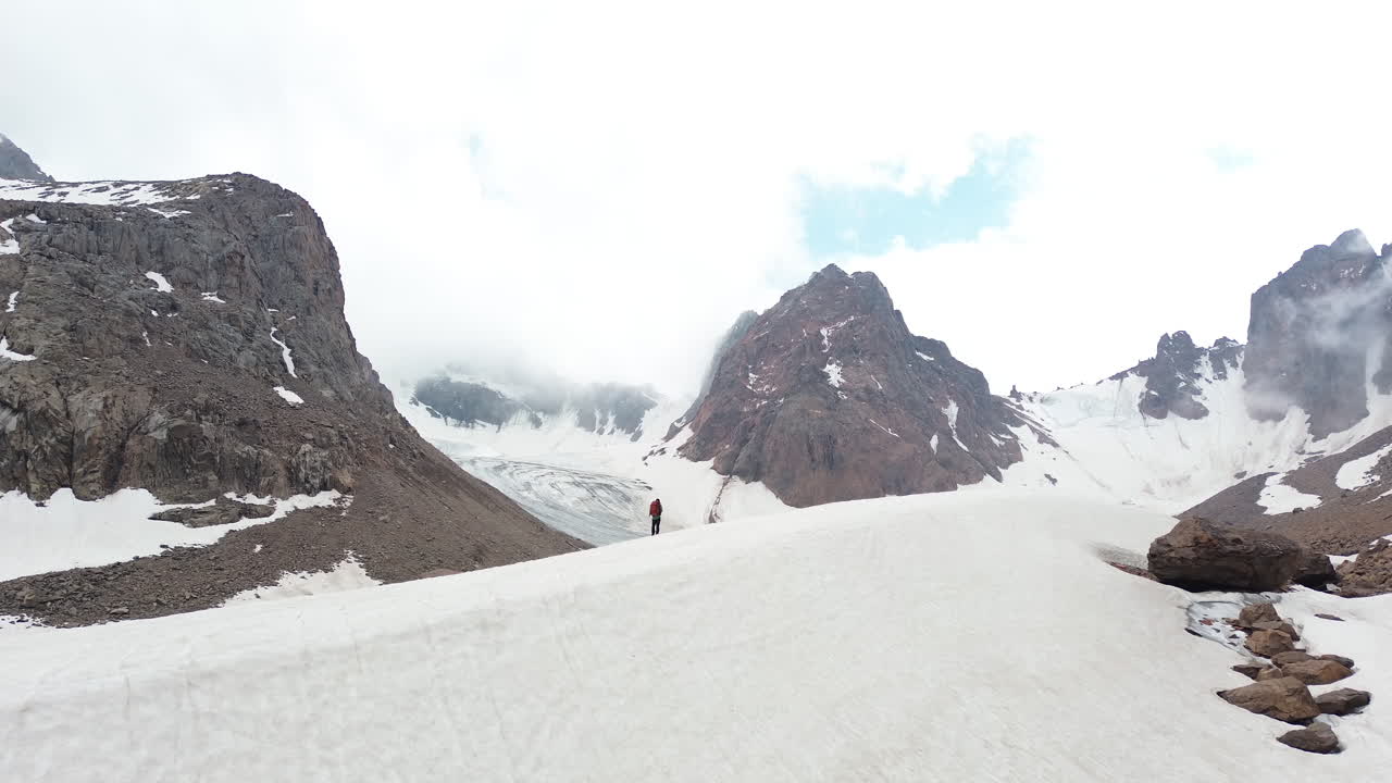 카자흐스탄의 빙하 풍경: 메데우 불라크 (symbulak) 에서 눈 인 산꼭대기와 함께 은 날
