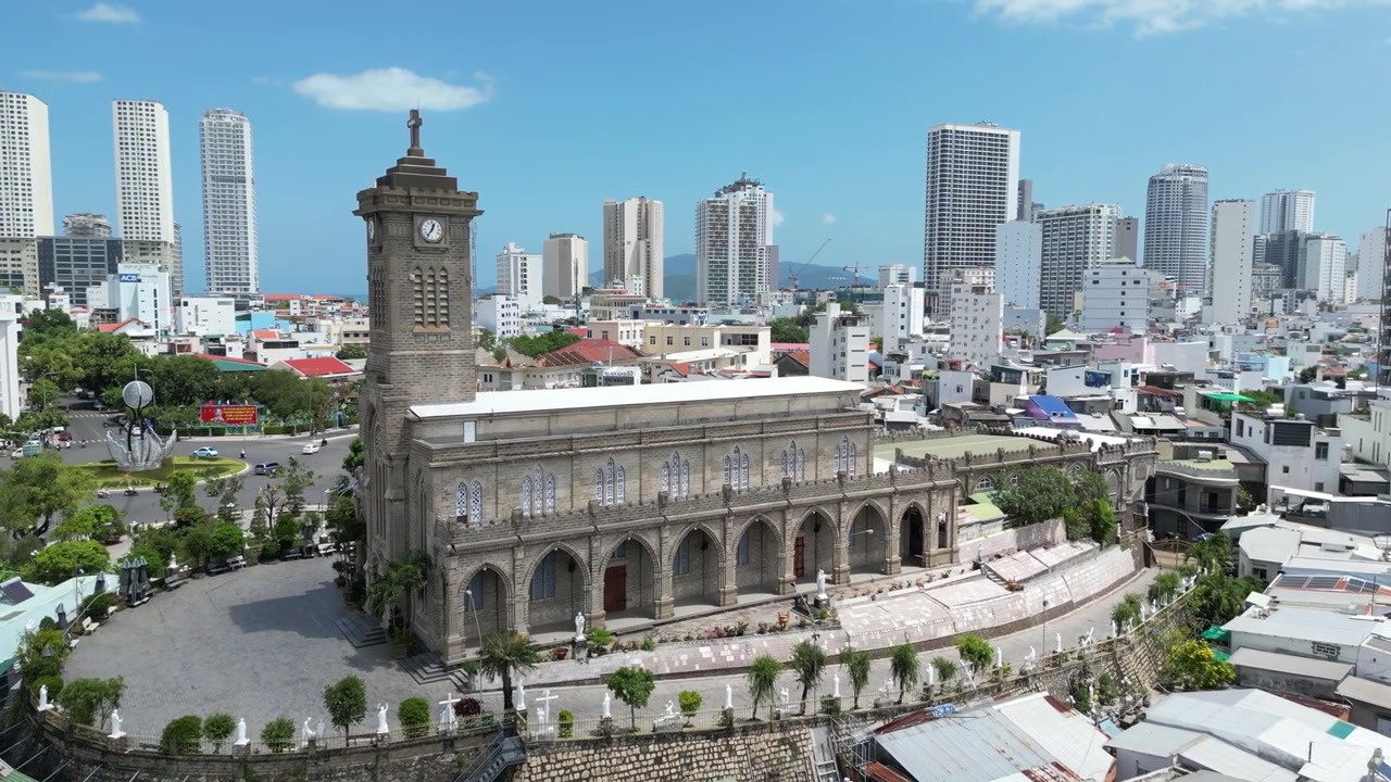 Filmato aereo della Cattedrale di Nha Trang, architettura interessante nel cuore della città, sullo sfondo si possono ammirare imponenti edifici di hotel di lusso, Vietnam.