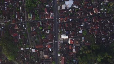 Toma-Aérea-De-Drones-De-Un-Asentamiento-Densamente-Poblado-Con-Una-Carretera-En-El-Medio