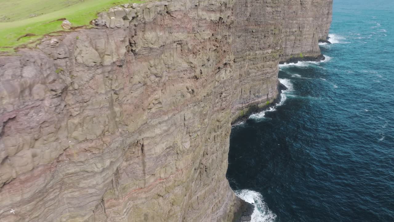 una impresionante vista de los acantilados costeros en leitisvatn sørvágsvatn, islas feroe, al aire libre