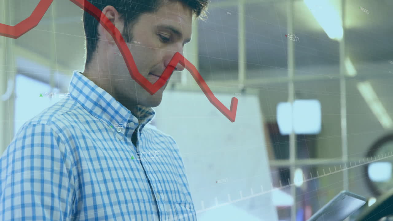 Animazione dell'elaborazione di dati finanziari su un uomo d'affari caucasico che utilizza un tablet in ufficio