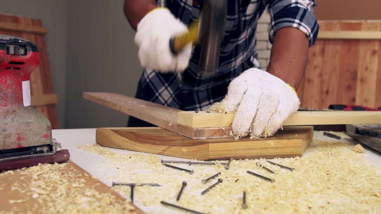 나무 공예품 을 작업실 에서 만드는 목수