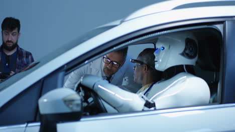 piloto de robot probando un vehículo autónomo