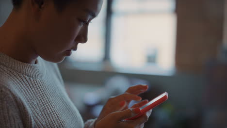 Primer-Plano-De-Una-Mujer-Usando-Tecnología-De-Teléfono-Inteligente