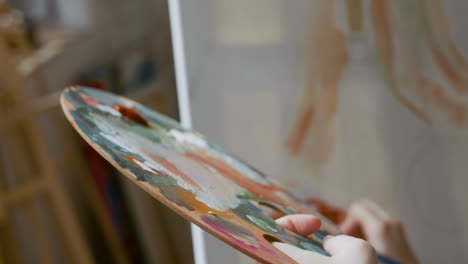 artista pintando en un lienzo