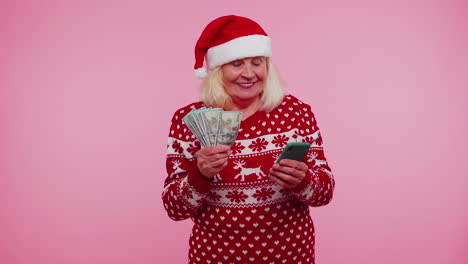 Navidad-Abuela-Mirando-Teléfono-Inteligente-Regocijándose-Sinceramente-Ganar-éxito-Suerte-Recibir-Dinero-En-Línea