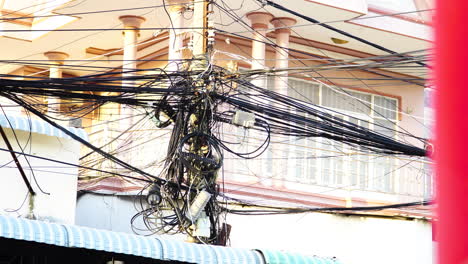 líneas eléctricas expuestas por la calle en un país del tercer mundo