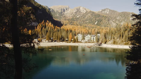 Pragser-Wildsee-In-Italien-Mit-Dolomiten-Im-Hintergrund