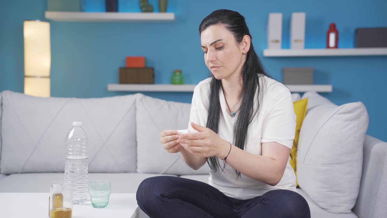 mujer cubriendo la boca y la nariz mientras tose.