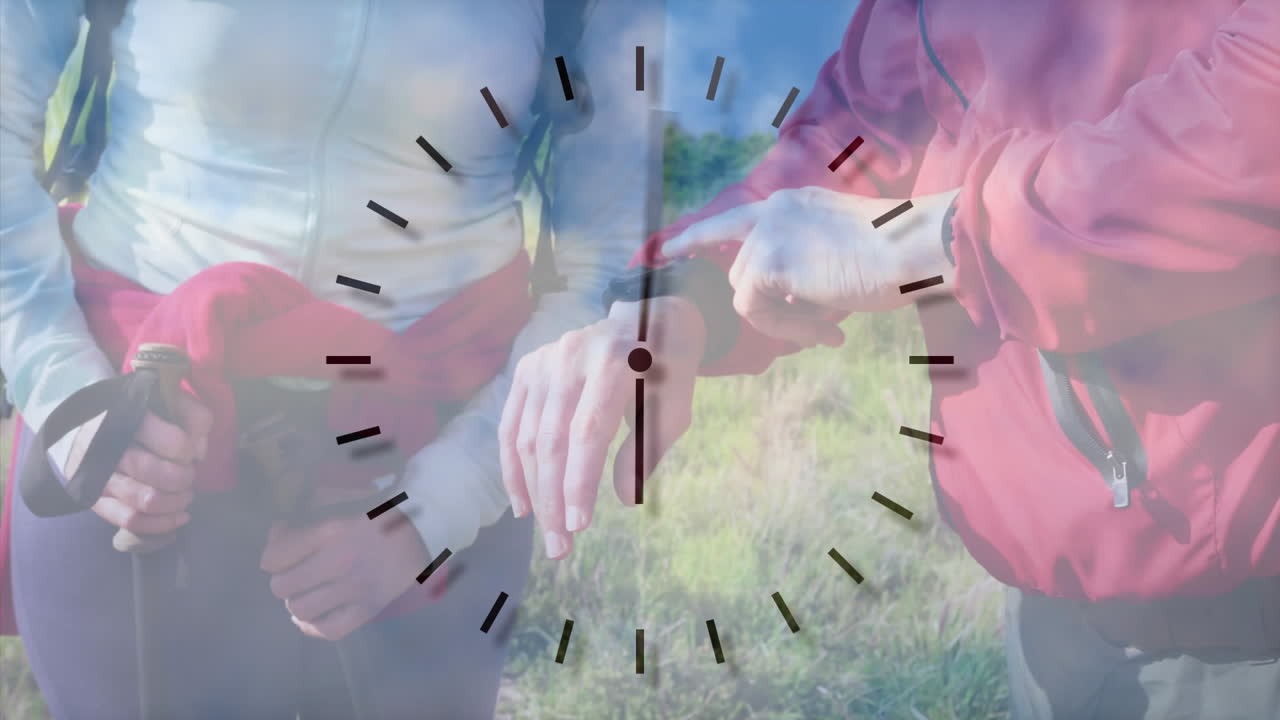 백인 커플의 중간 섹션 시골에서 하이킹, 시계를 확인, 빠르게 움직이는 시계 표시