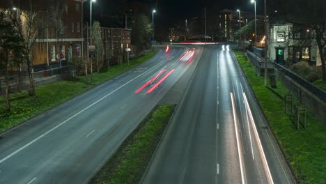 secuencia de lapso de tiempo de norwich, inglaterra, sobre katedral hutch con tráfico pesado en la noche