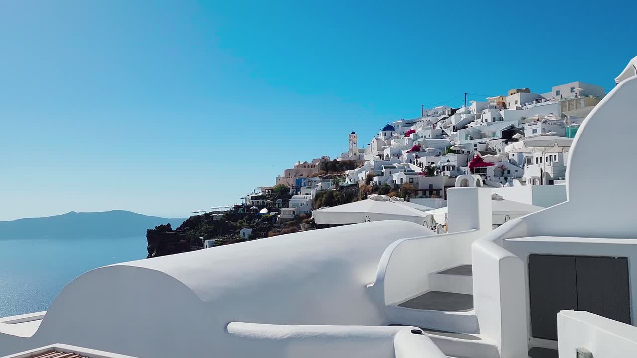 la ciudad de santorini con su típica arquitectura en cascada y casas blancas es un destino turístico popular