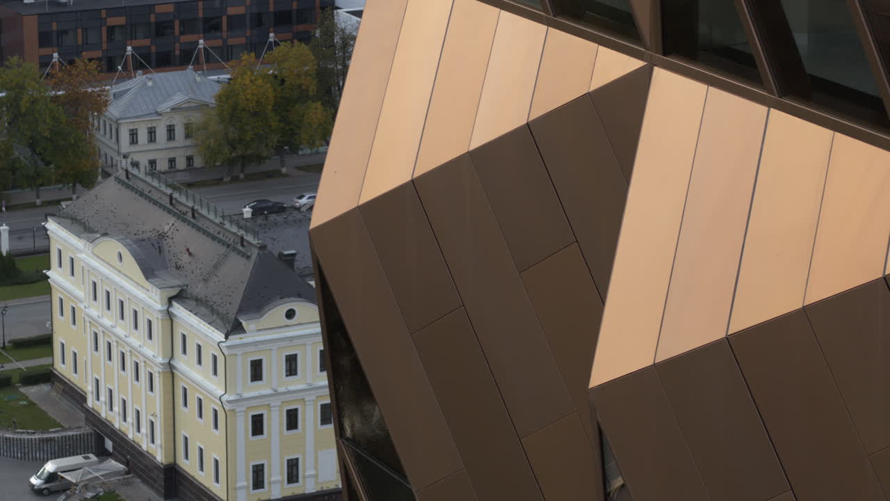 arquitectura moderna e histórica en la ciudad