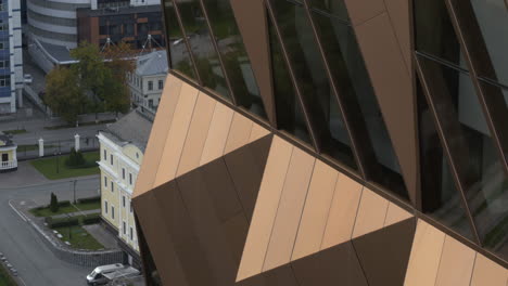 arquitectura moderna e histórica en la ciudad