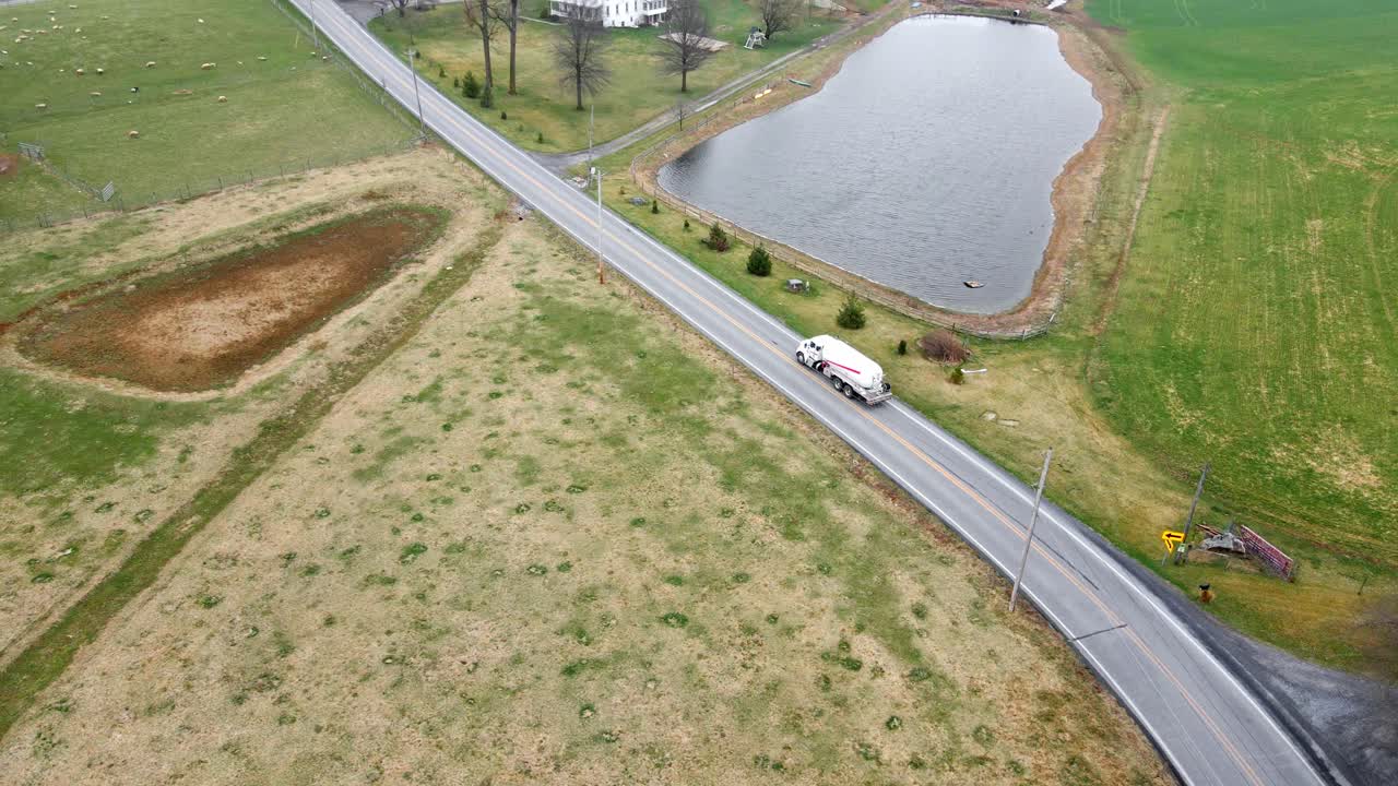 펜실베니아의 농지를 통해 자재를 운반하는 트럭