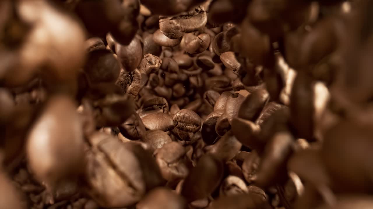Primo piano di chicchi di caffè. Chicchi di caffè profumati. Primo piano super macro. Ripreso con una telecamera super slow motion a 1000 fps